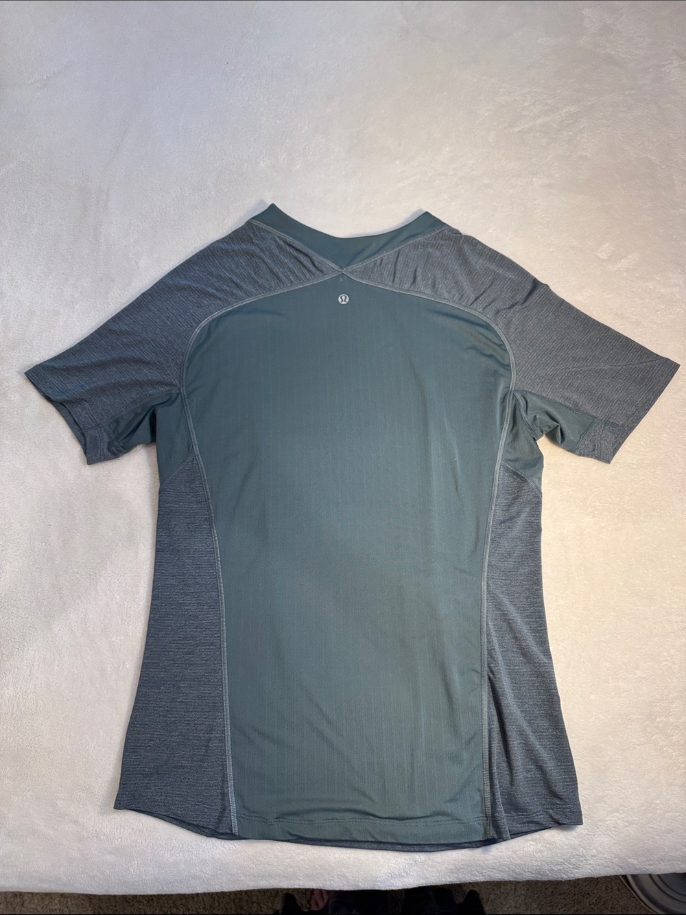 Men’s Lulu teal workout T.